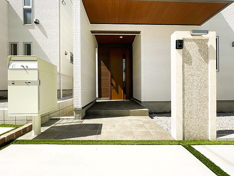 【１号棟】
玄関土間を広く取った設計。ベンチを置いたり、ロードバイクなどを置くのにも最適！