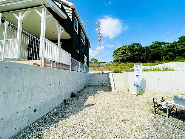 【1号棟】
きちんと整えられた地盤と擁壁が、安心感のある建築基盤を支えます。
