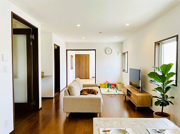 【1号棟】※1
暮らしのイメージ：愛犬と過ごすリビング