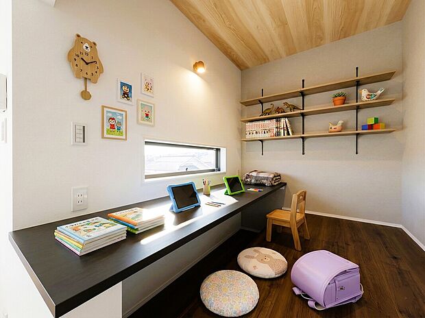 【暮らしのイメージ】※1
リビングの一角に設けた、こもり感のある「ヌック」スペース。子どもたちが並んで宿題をする学習スペースのご提案。