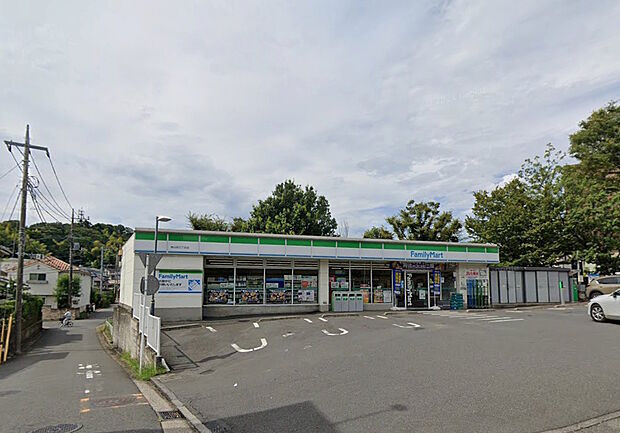 ファミリーマート南山田三丁目店(約82m)