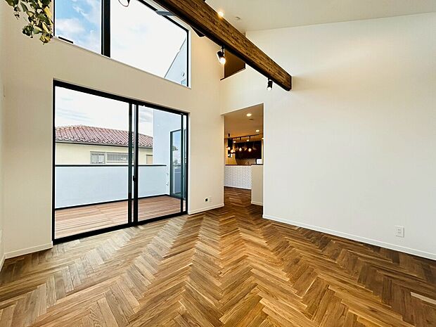 【■勾配天井・ヘリンボーン貼りの床■】同社の施工例