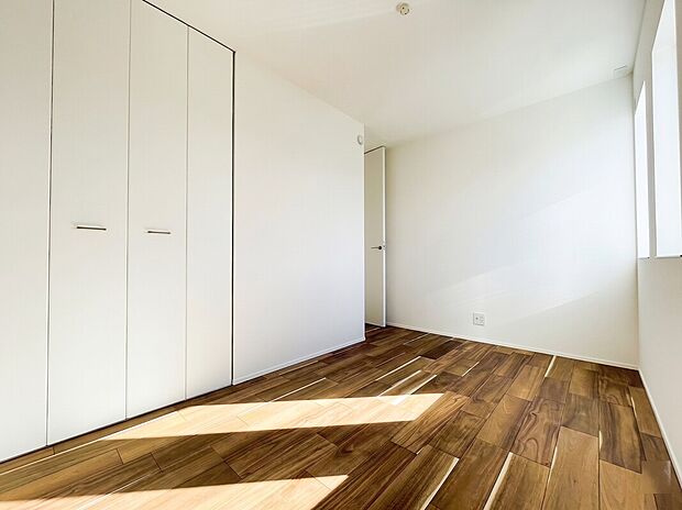 【■従来の常識を超えていく「フルハイトドア」■】室内建具にはKAMIYAのフルハイトドアを採用。天井まで届く高さと枠を感じさせないデザインにより、空間に一体感と開放感をもたらし、住まい全体をより上質に演出します。(同社の施工例)
