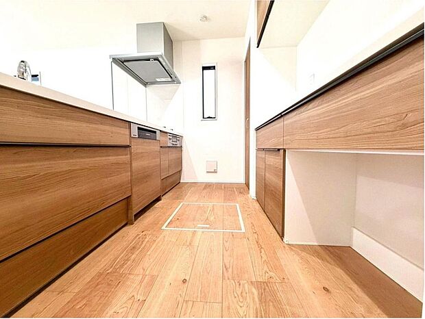 【キッチン】
明るい光が差し込む、木の温もりあふれるキッチン。Mieleの食洗機が家事の負担を軽減し、家族みんなで料理を楽しむ豊かな時間を育みます。