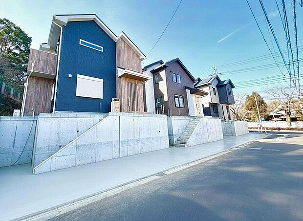 陽光降り注ぐ明るい街並みに、デザイン性の高い新築戸建てが並びます。家族の成長を見守る、安心で快適な新生活を始めませんか。