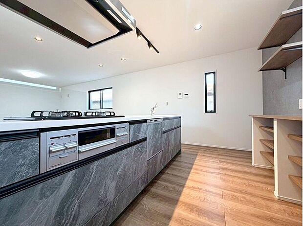 【キッチン】
収納力たっぷりの棚があるので食品やお気に入りの食器などをたっぷり収納できます!家事が捗る動線です!