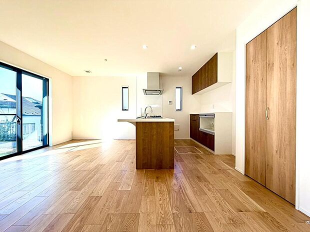 【リビング】毎日過ごすリビングは、陽光がたっぷり入りとても明るく、快適にお過ごし頂けます♪