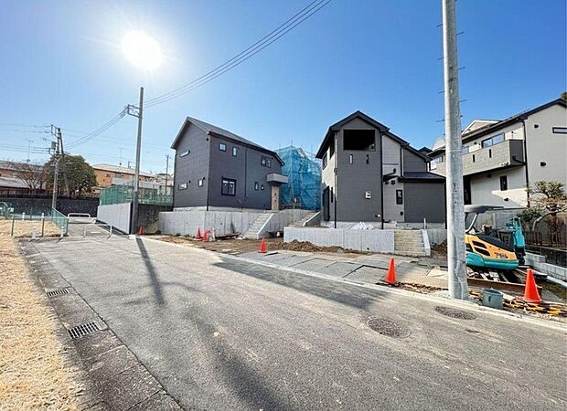 陽光降り注ぐ明るい街並みに、新しい暮らしが始まる新築戸建て。家族の笑顔が溢れる未来を育む住まいです。