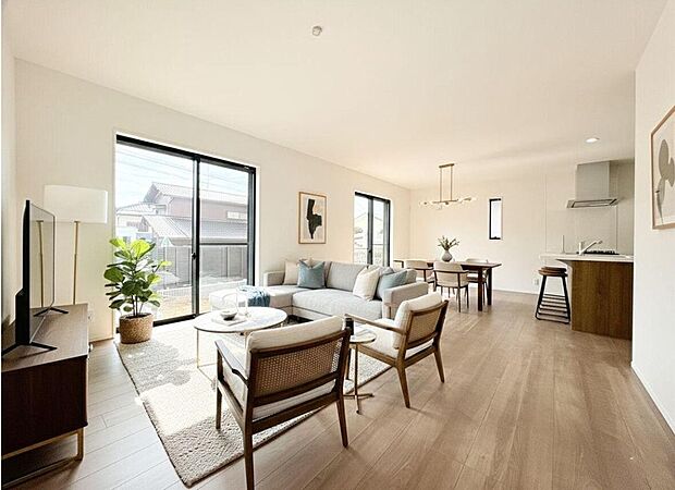 大きな窓から陽光が降り注ぐ、明るく開放的なLDK。家族の会話が弾む対面キッチンで、日々の食事も特別な時間に。心地よい空間で、かけがえのない家族の思い出を育めます。※家具等CG加工があります。