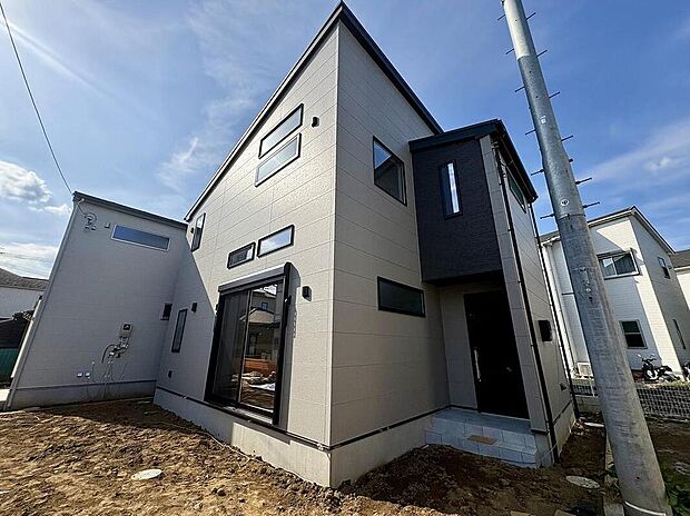 【外観】
シンプルな中にもデザイン性の光る外観。毎日の帰宅が楽しみになりそうです。