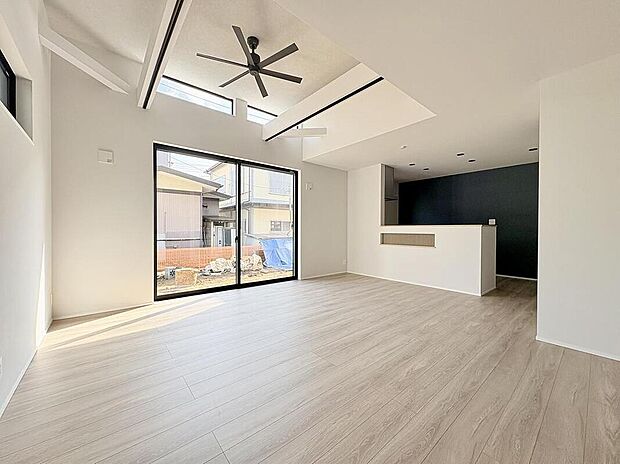 【リビング】
吹き抜けによって開放感があり、気持ちの良い空間に。