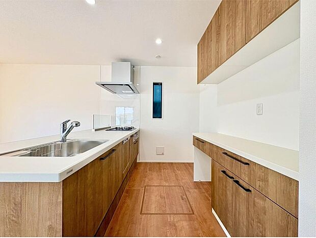 【キッチン】
家事を手助けする食洗機付きシステムキッチン！
人気の対面式キッチンでリビングにいるお子さまを見守りながらお料理ができますし、ご家族みんなでお料理や後片付けを楽しめます♪