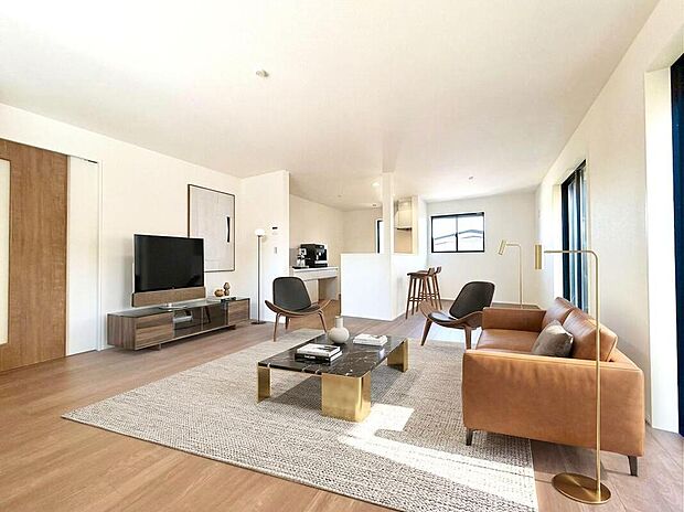 南向きの窓から陽光が降り注ぐ、明るく開放的なリビングです。洗練されたデザインの家具が並び、家族の会話が弾む対面キッチンも魅力。日々の暮らしを豊かに彩る空間です。※家具等CG加工があります。