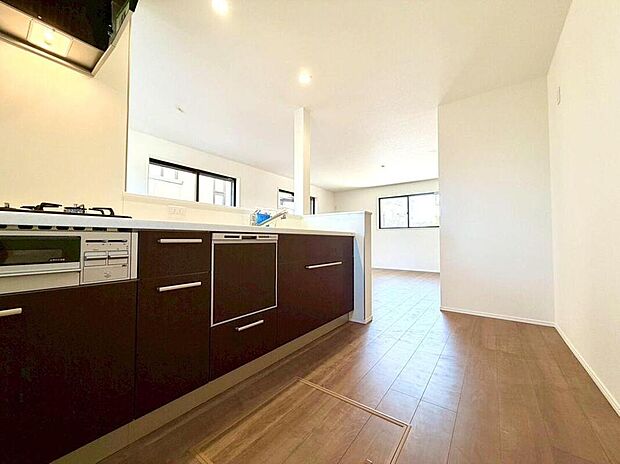 家族の会話が弾む対面キッチン。食洗機も完備し、家事効率もアップ。オープンな空間で、毎日のお料理がもっと楽しくなります。