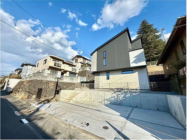 青空に映える、洗練されたデザインの邸宅。光と風を採り入れる設計は、家族の笑顔が輝く毎日を育む、理想の住まいとなるでしょう。