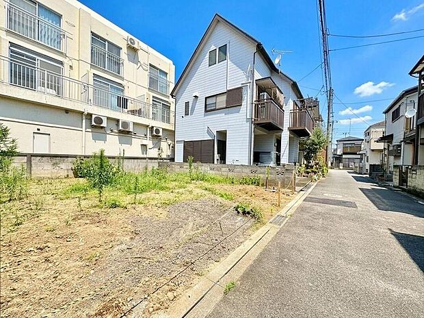 青空が広がる閑静な住宅街に佇む、白壁が美しい一戸建て。陽光降り注ぐ明るい環境で、家族の穏やかな毎日を育めます。