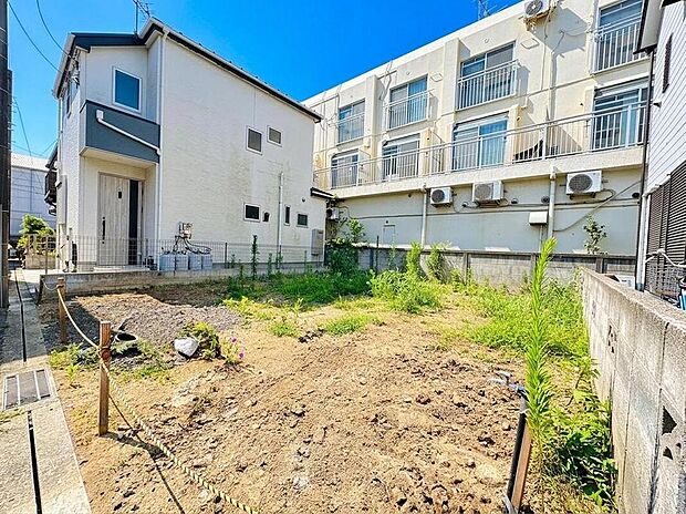 陽光が降り注ぐ広々とした土地は、お子様とのびのび遊んだり、家庭菜園を楽しんだり。夢の新居を建てるのに最適な区画です。