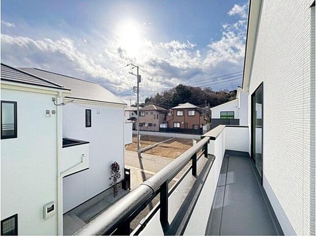 【バルコニー】広々としたバルコニーは、洗濯物を干すだけでなく、外の空気を吸いながらリラックスできるプライベート空間。お子様との遊び場にも最適です。