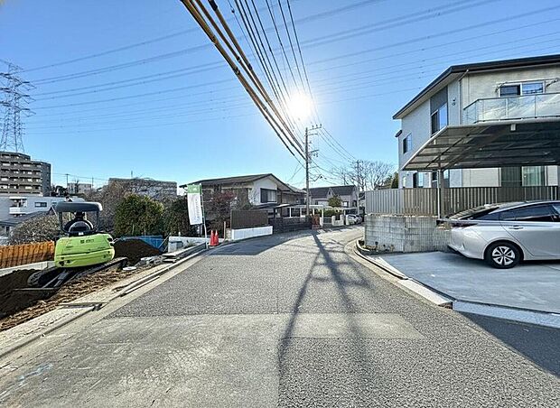 【前面道路含む現地写真】前面道路は6mあるので、パーキングも楽ちん!