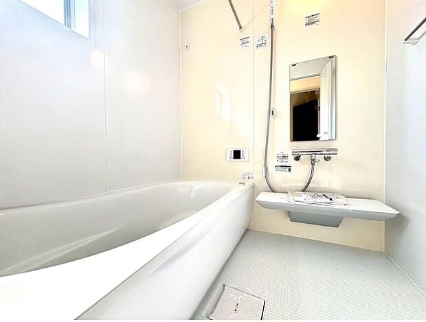 【浴室】窓付きのバスルームは、採光もあり明るく気持ちの良い空間です。窓があることで換気環境も良好です。