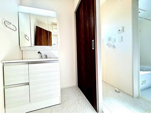 【洗面台・洗面所】化粧台に豊富な収納力があるので散らかりがちなサニタリースペースをスッキリ空間にしてくれます。