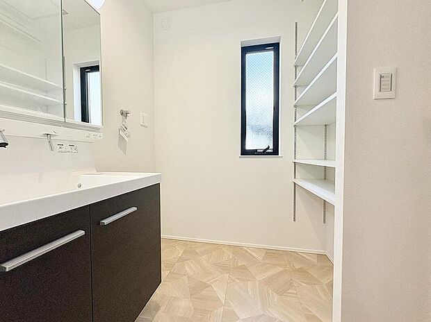 【【洗面化粧台】】十分な広さの収納付き。散らかりがちな洗面室でもいつでもすっきりとお使いいただけます。