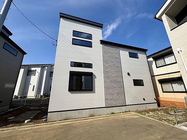 【【前面道路含む現地写真】】海老名市下今泉4丁目B棟、建設中の様子です。ご家族の未来を育む、洗練されたデザインの住まいがまもなく完成します。