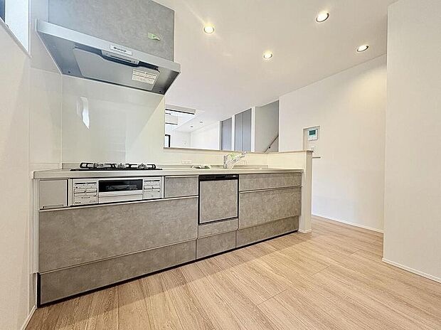 【【キッチン】】人気の対面式のキッチンは収納力もあり、ご家族と対話を楽しみながら料理をする事ができますね！