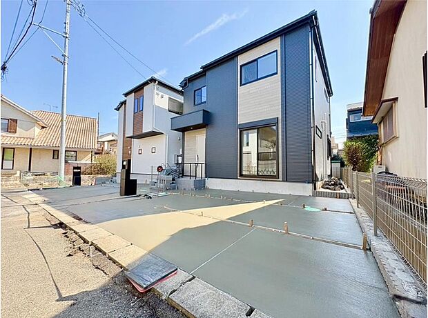 【前面道路含む現地写真】駐車スペース２台付き♪小さなお子さまの遊び場やちょっとしたプランターの家庭菜園なども楽しめそうですね♪