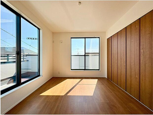 【【居室】】たっぷり降り注ぐお日さまの光とさわやかな風をとりこみ、室内はいつも明るい印象。ベッドを置いても余裕の広さがあり毎朝、気持ちの良い朝を迎えられます♪