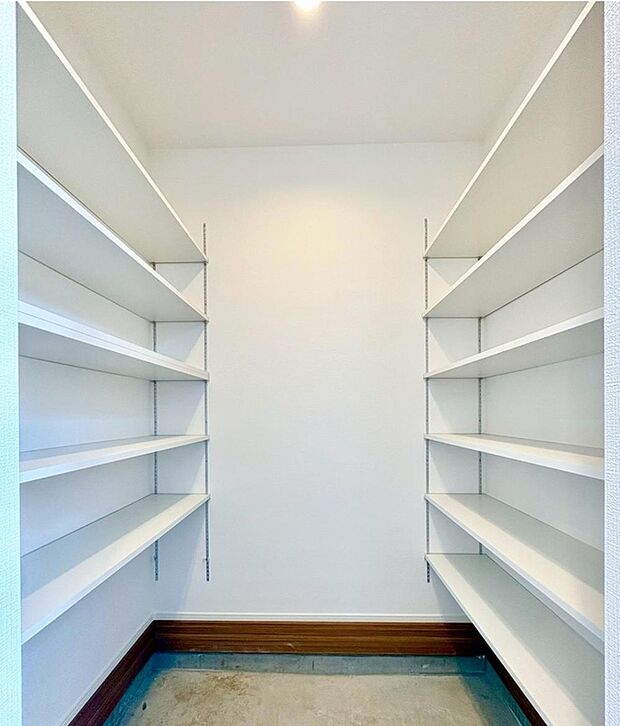 【【シューズクローゼット】】どうしても増えてしまうお子さまの靴や外遊び用のおもちゃなど玄関周りをスッキリ収納してくれます。