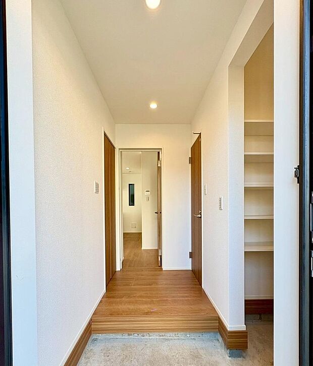 【【玄関】】白を基調とした清潔感と木の温もりを感じる玄関は、住まう人だけでなく訪れる方々をも温かく迎えてくれます♪