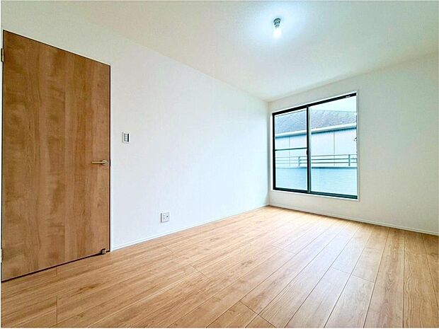 【リビング以外の居室】明るい陽光が差し込む洋室は、お子様の成長に合わせて子供部屋や書斎としても活用できる、可変性の高い空間です。家族の思い出を育む場所となるでしょう。