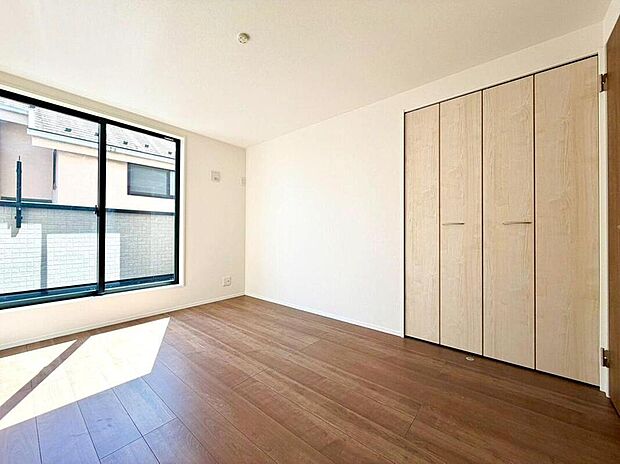 【リビング以外の居室】明るい日差しが心地よい洋室は、お子様の勉強部屋やご夫婦の寝室に最適です。たっぷり収納できるクローゼット付きで、すっきり片付いた空間を保てます。