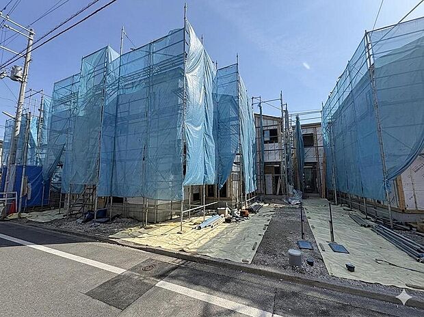 【現地外観写真】新しい街並みが誕生する建設現場です。足場が外れると、家族の夢を育む住まいが姿を現します。この場所で始まる新生活に、期待が膨らみますね。