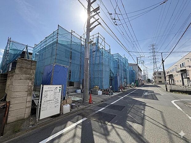 【現地外観写真】陽光が降り注ぐ建設中の街並み。新しい家族の暮らしが始まるこの場所で、お子様の成長と共に未来を育む住まいが誕生します。
