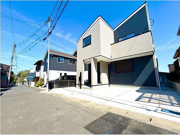 【同形状・同仕様写真(外観)】※【類似外観同仕様】施工例のため分譲中の内観とは形状・仕様が異なります。静かで落ち着いた街並みの中で、家族の暮らしを大切にする方におすすめの住まいです。