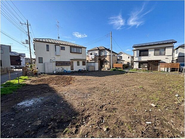 【現地外観写真】青空の下、広々とした更地が広がる現地写真です。穏やかな住環境で、ご家族の理想を叶えるマイホームづくりが実現します。