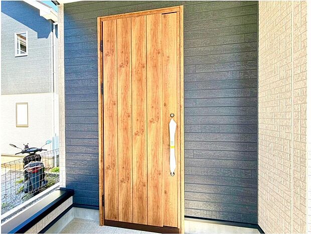 【同形状・同仕様写真(外観)】※【類似外観同仕様】施工例のため分譲中の内観とは形状・仕様が異なります。玄関は家の顔のよう。ご家族が帰りたくなる場所になり、訪問される方をも温かくもてなす雰囲気があります♪