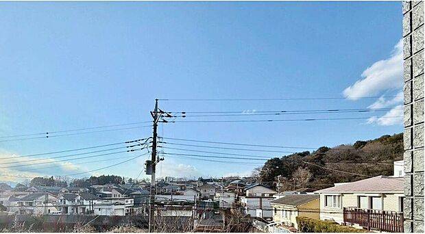 【住戸からの眺望写真】遮るもののない青空が広がる、開放感あふれる眺望。遠くの山々を望み、家族の会話も弾む、心地よい毎日がここにあります。