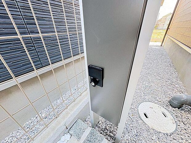 【その他現地】建物間の砂利敷き通路は、水はけが良く雑草対策にも配慮。日々のメンテナンスを軽減し、家族との時間を大切にできる実用的な空間です。