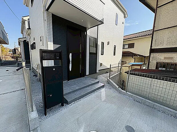 【玄関】貼り分けた外壁のコントラストが美しい品のある外観。（５号棟）