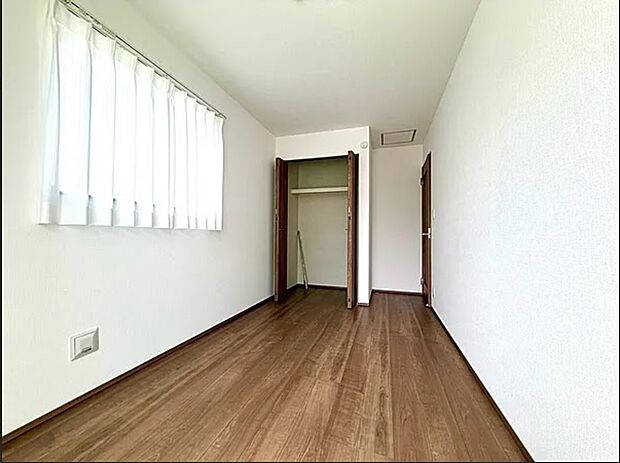 【子供部屋】充分な広さと収納機能を備えた居室。お子様の成長を支える、勉強や好きなことに没頭する学びの空間♪