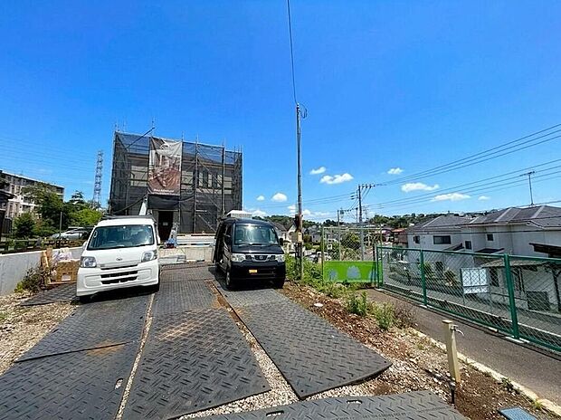 【前面道路含む現地写真】高ヶ坂に建設中の新築戸建て。家族の笑顔が溢れる理想のマイホームが、着々と形になっています。完成が楽しみですね。