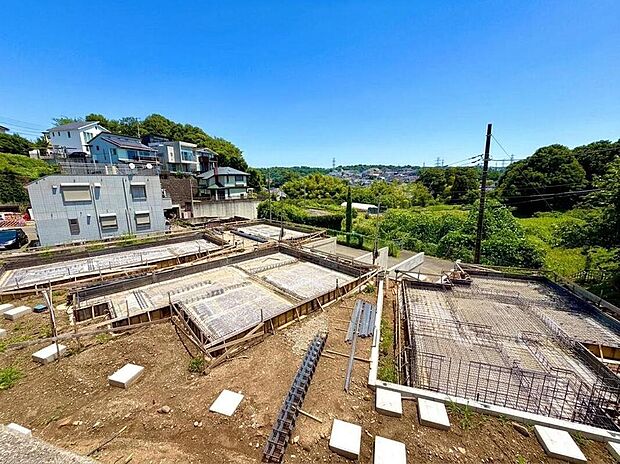 【 現地外観写真】複数の区画で基礎工事が進む、未来の街並み。高台からの開放的な眺望が魅力で、お子様の成長を見守る安心の住まいが誕生します。