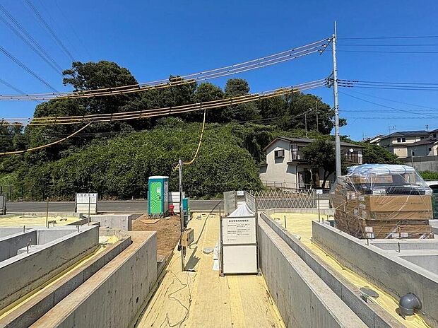 【前面道路含む現地写真】新しい暮らしの基盤がここに。豊かな緑に囲まれた閑静な住宅地で、家族の夢を育む住まいが誕生します。