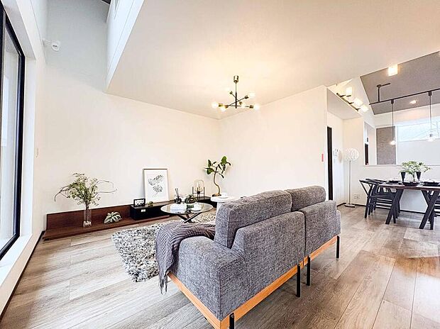 ドアを開けた瞬間に感じる、視界いっぱいに広がる空間。大きな窓から光がたっぷりと差し込み、風が通り抜ける心地よさは、18帖以上の広さならではです。