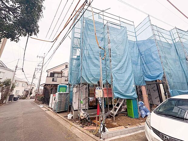 前面道路との高低差が少なく、ベビーカーや自転車も出し入れしやすい造りになっています。