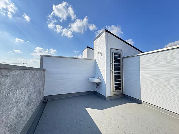 空を身近に感じるプライベート空間、スカイバルコニー。住宅街にありながら、周囲の視線を気にせず「外」を愉しめるこの場所は、住まう人の創造力を広げる自由な空間です。