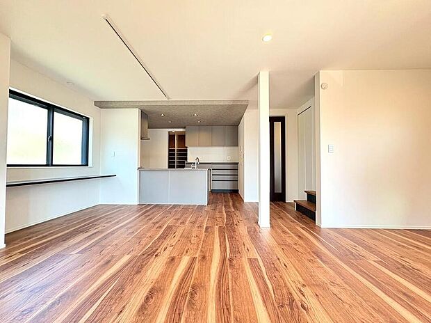 降り注ぐ陽光をいっぱいに浴びて、ライトと共にLDK全体を明るく・開放感のある空間にしました。多くの時間を過ごす住まいだからこそ、いつも快適な場所であるように心掛けています。